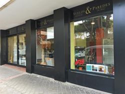 Fotografía: Vista exterior tienda/exposición de Suelos y Paredes