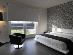 Fotografía: Reforma suelos y paredes vinílicos en dormitorio con estor enrollable foscurit 